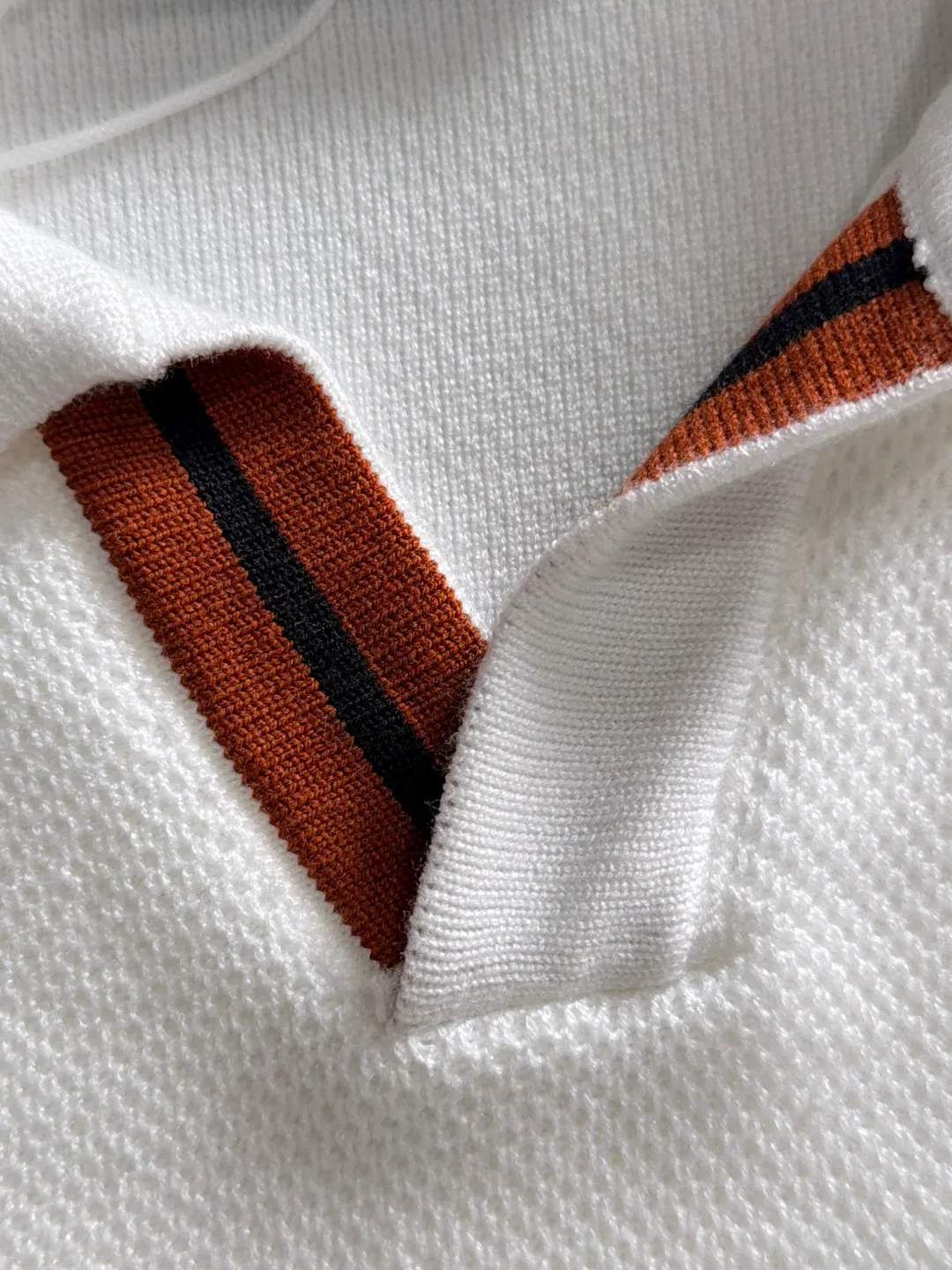Next day shipment P195 Hermès High Quality 2026 Autumn and Winter latest sweaters from the official website, on sale at the counter at the same time Hot Sale! Specially made of wool blended fabric. It feels comfortable and can be directly in contact with the skin. The logo badge is exquisitely embroidered, which is extremely eye-catching! The details highlight the fashionable charm of big brands. Exquisite workmanship. Three-dimensional cutting style. The wearing effect is invincible and handsome! All three standards are complete! Sizes:M-3XL